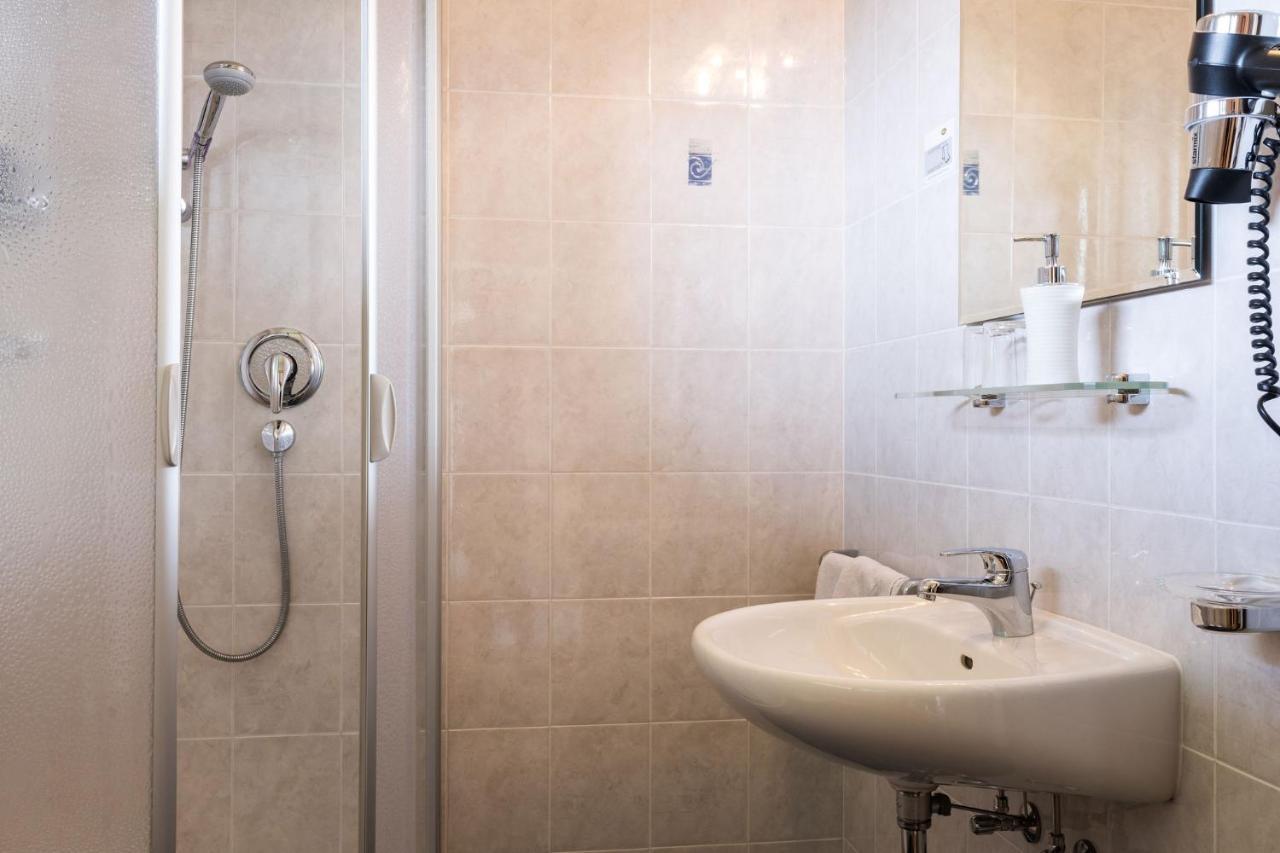 Garni Schorneck Bed & Breakfast Brunico Bagian luar foto